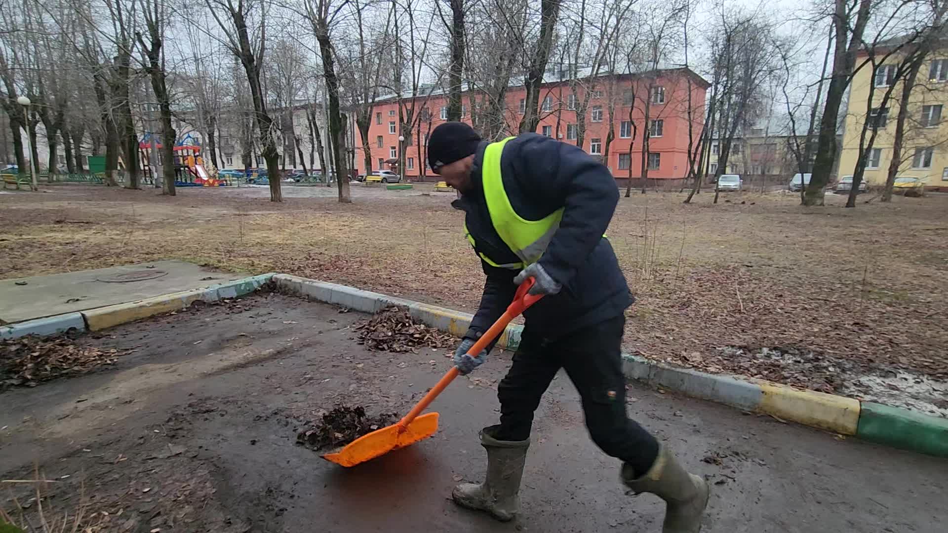 Уборка территорий в Вологде в октябре