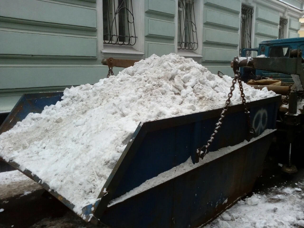 Вывоз снега контейнерами в Вологде в октябре